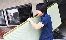 畳一枚を持ち運ぶイメージ写真